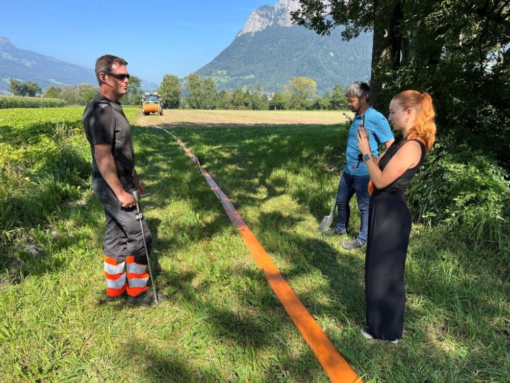 Die Gülle wird vom Lastwagen aus in den Schlauch befördert. Bildquelle: kim