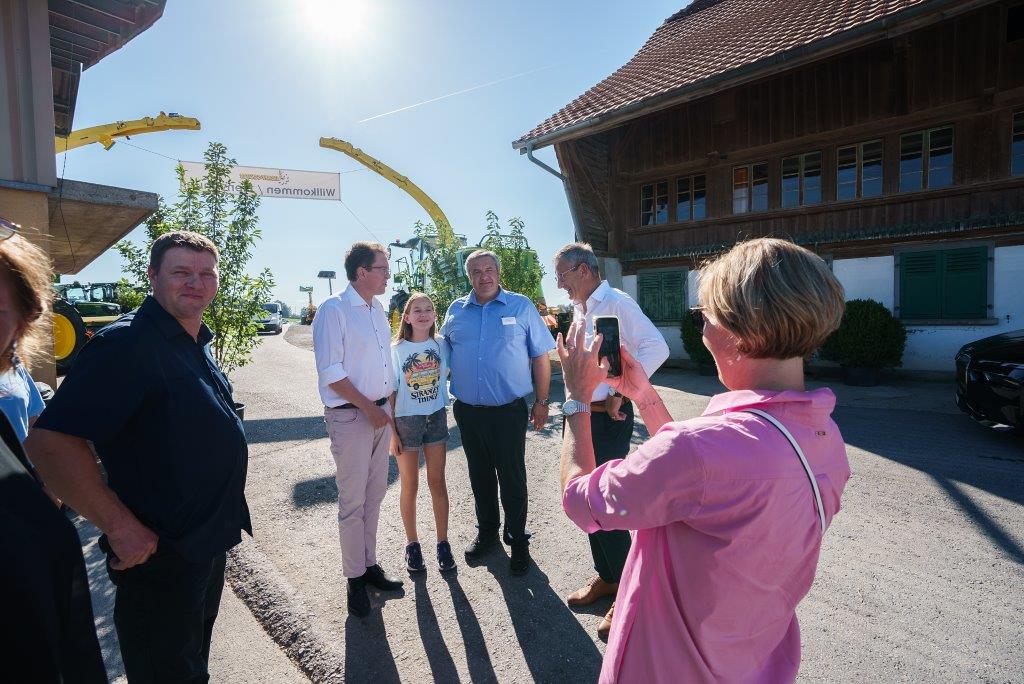 Accueil du conseiller fédéral Albert Rösti dans la ferme d'Andrey et Schaffer.