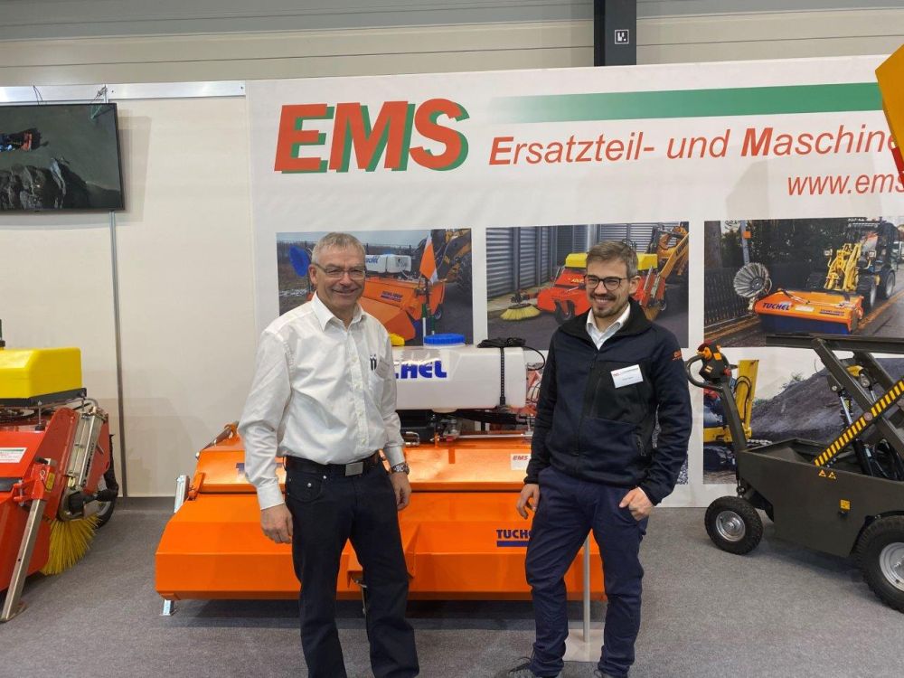 Gregor und Kilian Marti bei EMS zeigen viele praktische kleinere Maschinen. Bild: UlUt