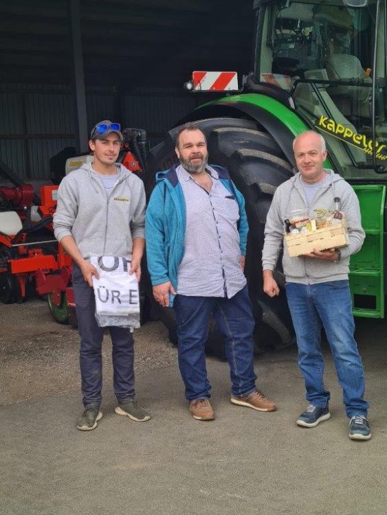 Daniela Haffa (2.v. r.), Vizepräsident Verband Lohnunternehmer Schweiz, gratulierte Bernhard Kappeler (r.) und Mitarbeiter  Michael Zbinden.