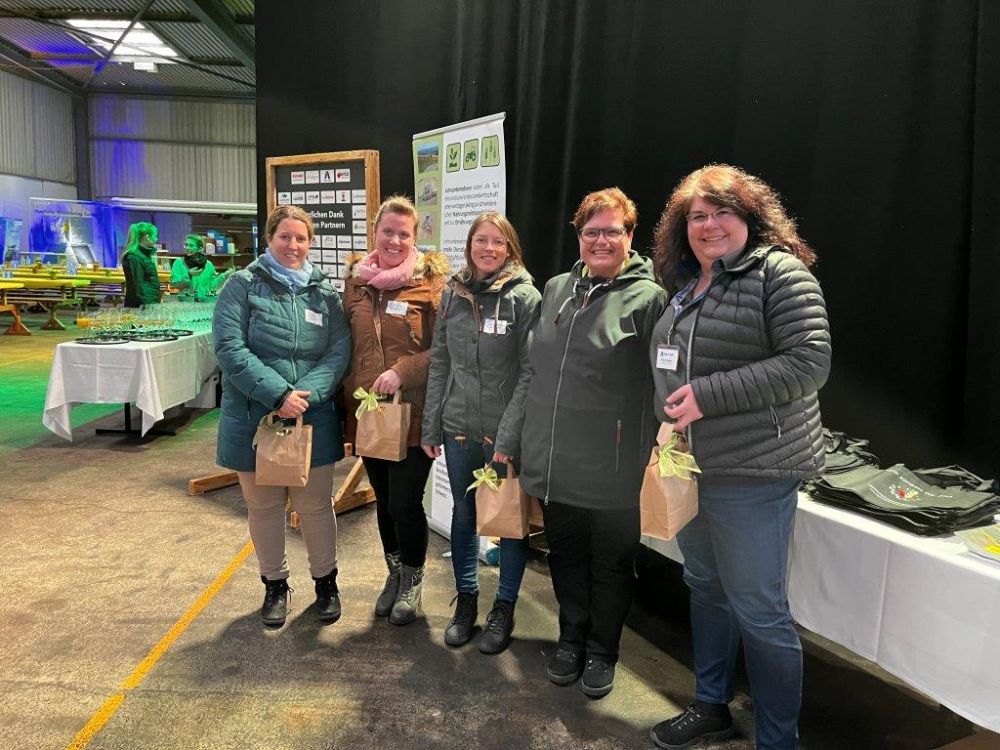 Un grand merci pour le soutien apporté lors de l'assemblée : de droite à gauche Maya Steiger, coordinatrice marketing Robert Aebi Landtechnik AG, Heidi Haffa, la vérificatrice Melanie Zimmermann, Renate Fuchs, Andrea Notter. Photo : kim