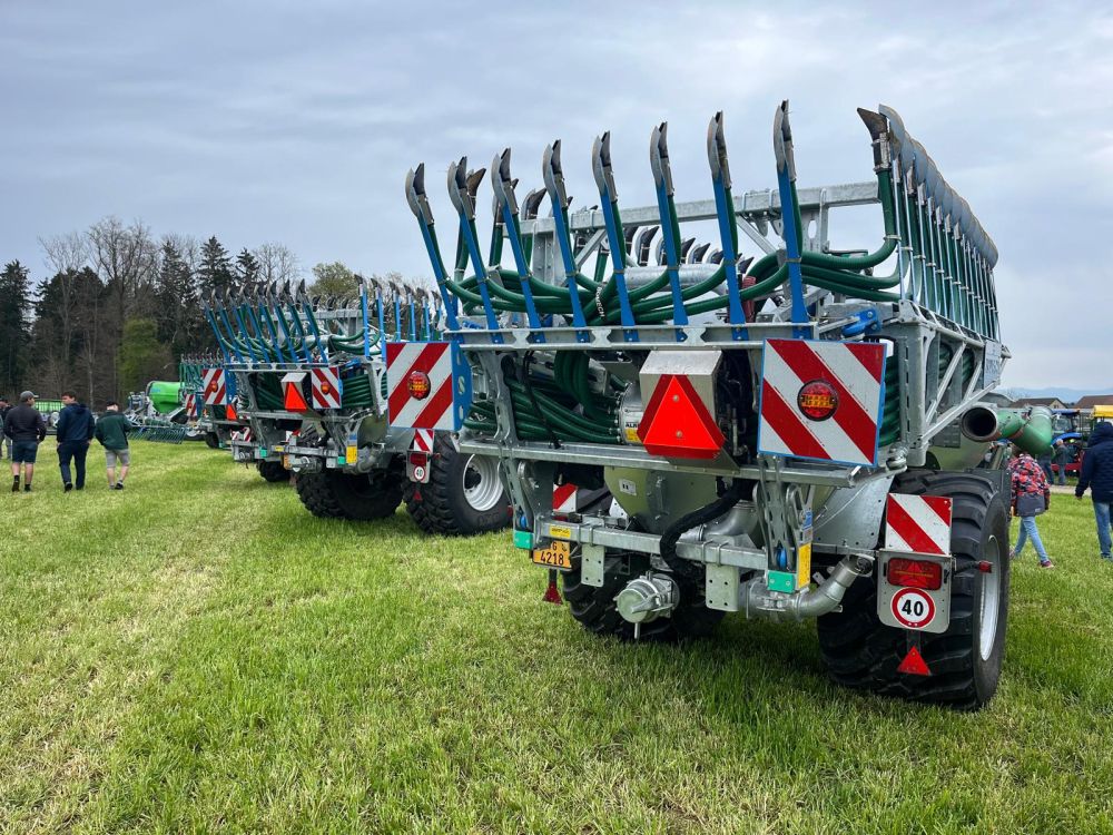 Pour l'épandage de lisier au ras du sol, les tonneaux sont équipés de rampes à patins traînants de la marque Bomech. Image : kim