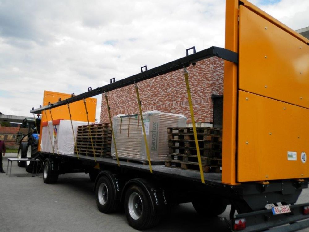 Solution pratique pour l'arrimage des balles : La remorque à sangles polyvalente d'Agrarsysteme Hornung automatise l'arrimage réglementaire du chargement avec des sangles avec un minimum d'efforts, et ce en moins de 60 s. Foto: Süss