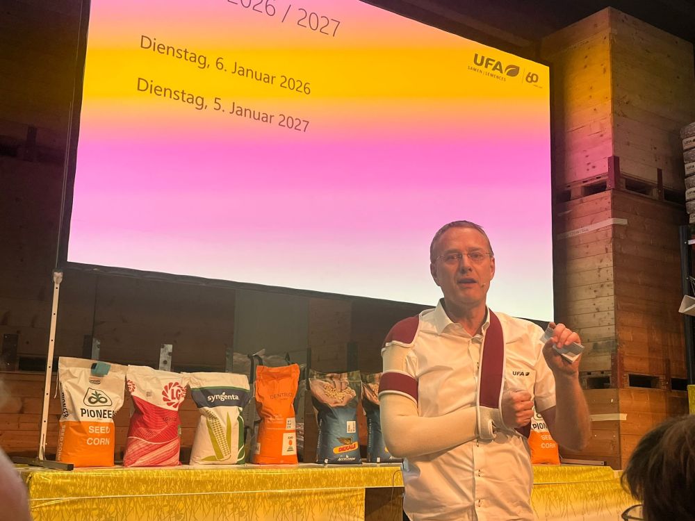 Jürg Jost, Mitglied der Geschäftsleitung von Ufa-Samen, erzählt den Teilnehmenden Neuigkeiten aus der Welt von UFA-Samen. Bild: kim