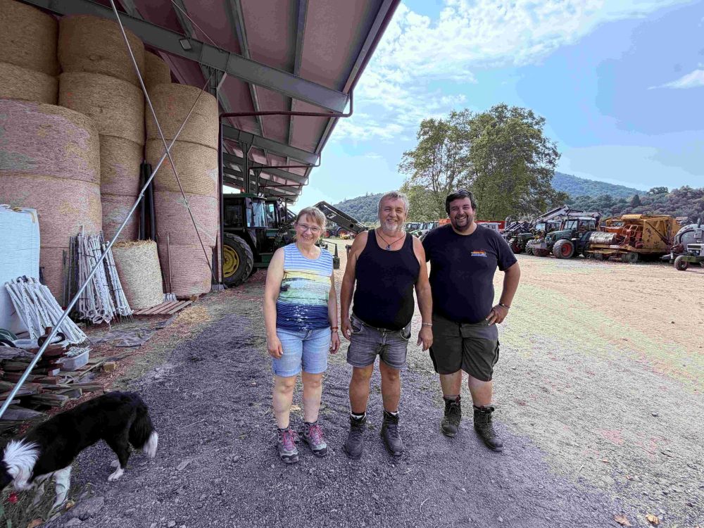 Franziska und Giampiero Antonioli mit Giampieros Sohn Jean-Claude auf ihrem Betrieb