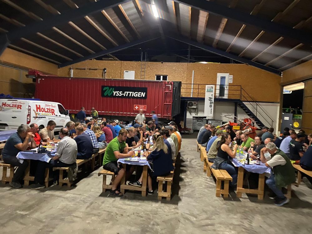 Echange convivial au bistrot après le travail sur les postes. Photo : zVg