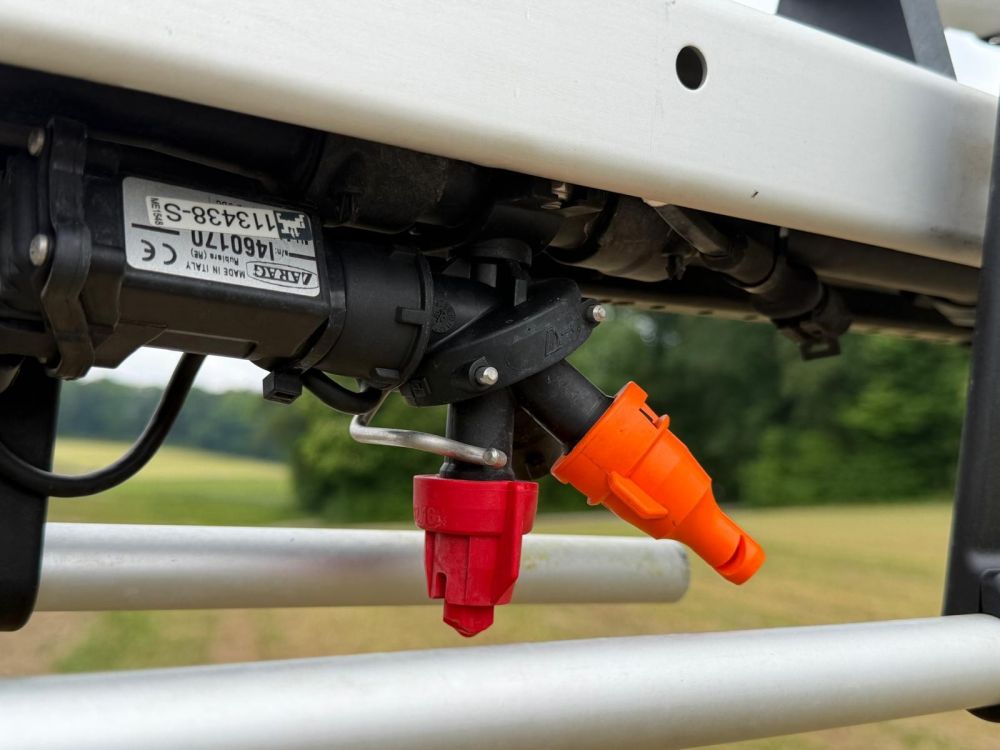 Moderne und präzise Pflanzenschutz-Technik, wie dieses Düsenmodul mit Spot-Spraying-Adapter, ist längst Realität auf dem Feld. (Bild: Kirsten Müller)