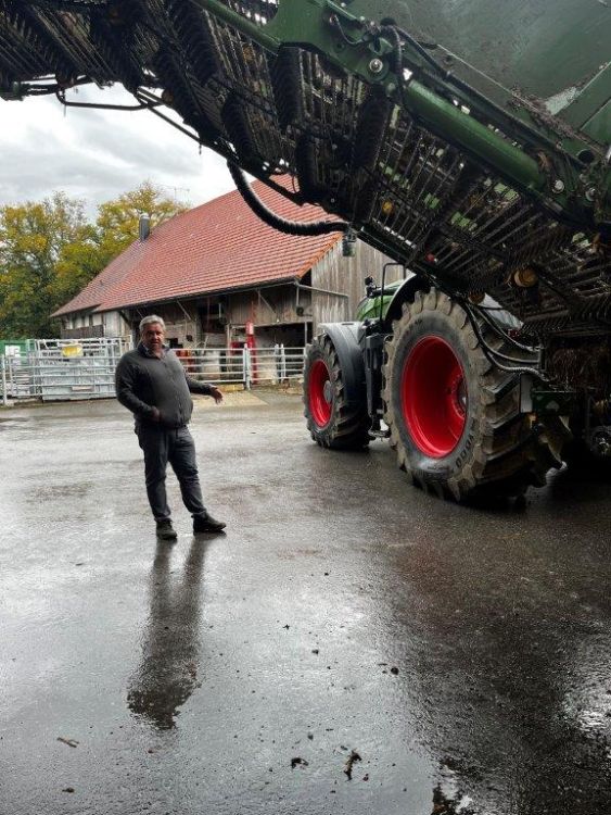 Fernand Andrey présente sa nouvelle machine de transfert de betteraves. Photo : kim