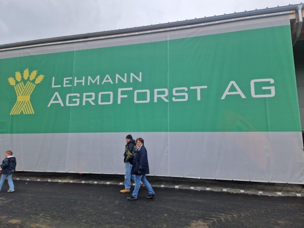Impossible de passer à côté : La grande bâche de Lehmann AgroForst AG est même visible depuis l'autoroute. Image : rz