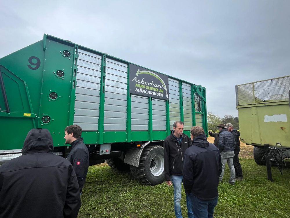 Die Maschinen werden von den Teilnehmenden aufmerksam begutachtet. Bild: kim