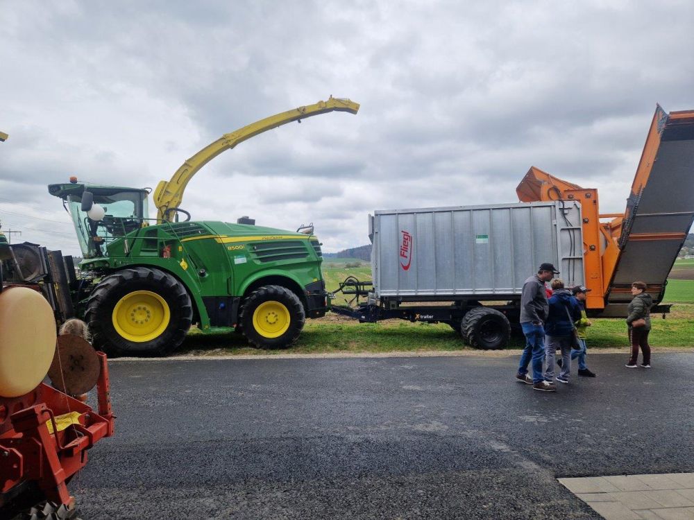 Combinaison passionnante : une bineuse John Deere avec une remorque transporteuse transformée de Fliegl. Image : rz