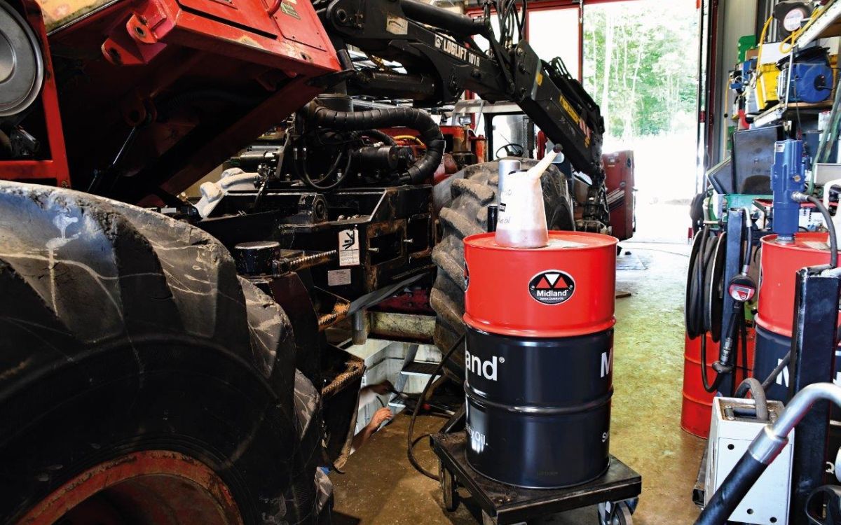 Travaux de réparation sur une machine forestière. Image : oel brack