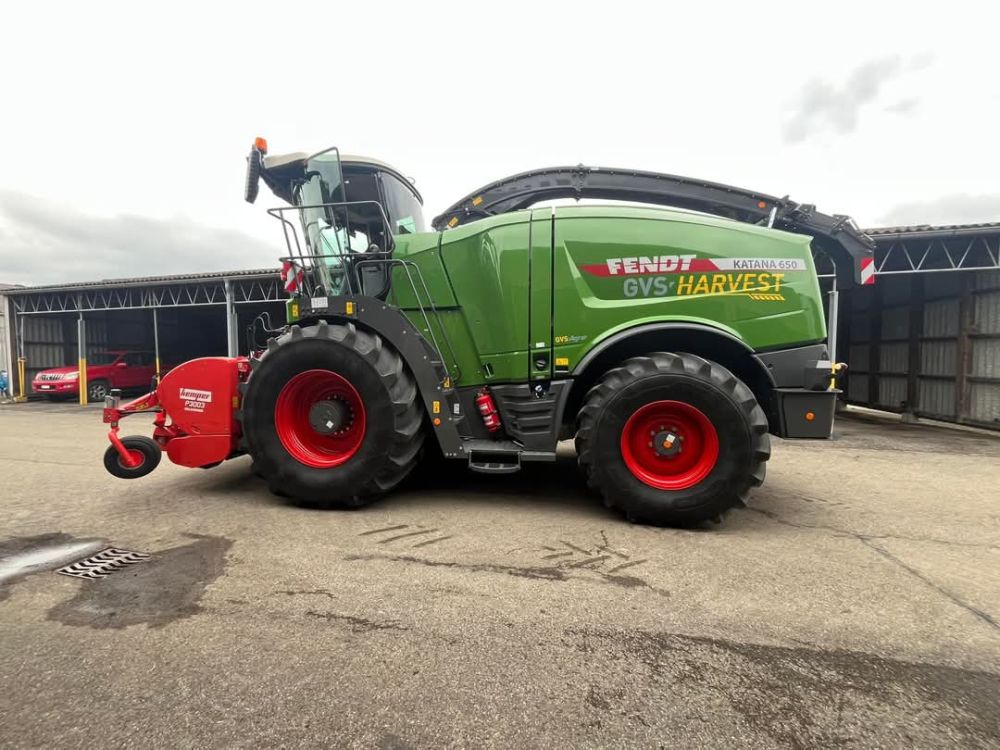 Une ensileuse Fendt Katana 650 avec un pick-up de Kemper. Image : kim
