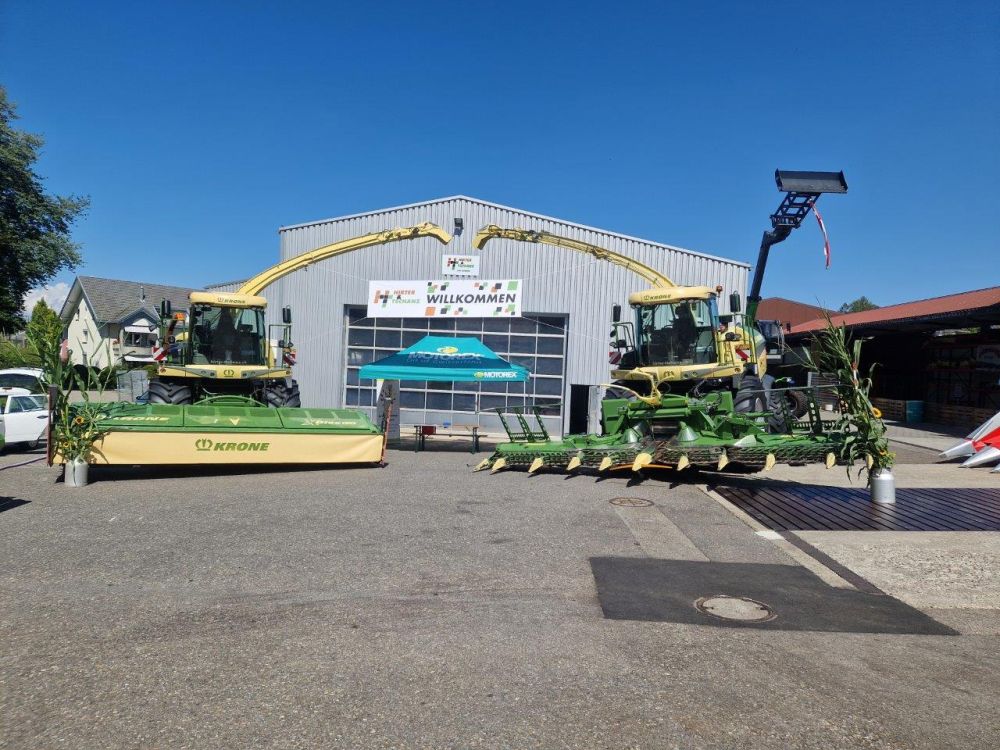 Entrée imposante entre les deux ensileuses Krone. Photo : kim