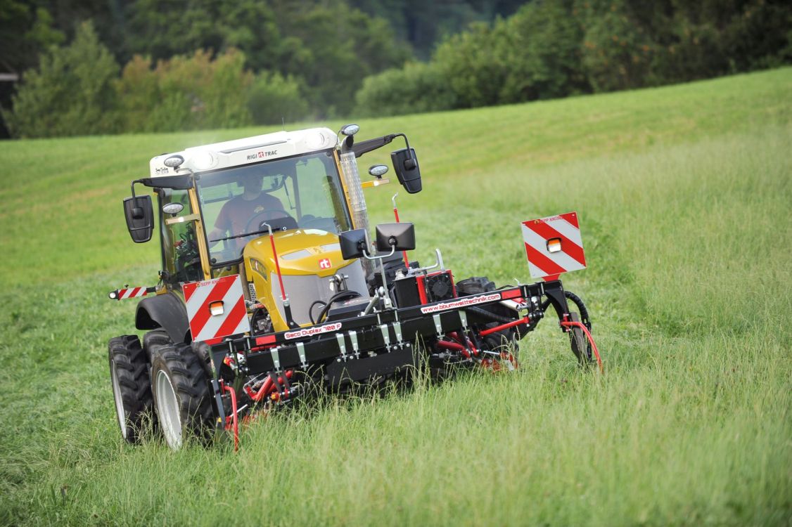 Le Rigitrac en combinaison avec une faucheuse à double lame BB-Umwelttechnik, disponible en largeurs de travail de 1,65 à 9,5 mètres. Image : zVg