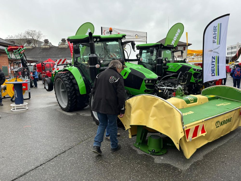 Sur un stand extérieur, on pouvait voir Deutz-Fahr avec les faucheuses de Krone. Image : kim