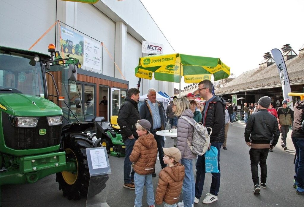 Traktoren interessieren Gross und Klein. (Bild: Heinz Studer)