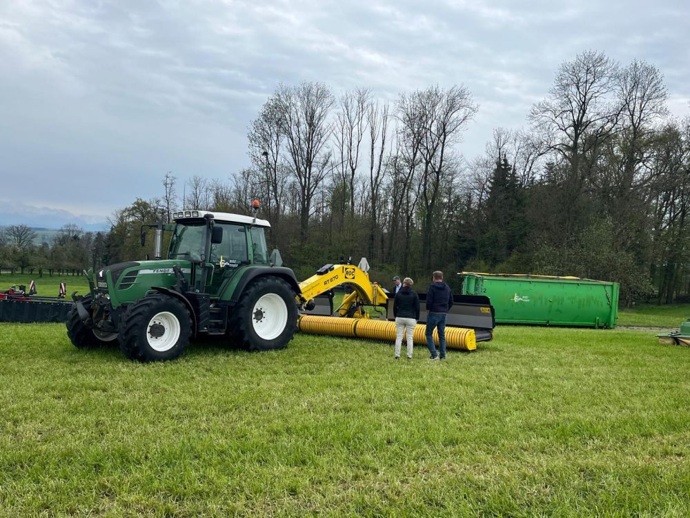 L'andaineur pick-up de la marque Reiter a attiré de nombreux regards. Image : kim