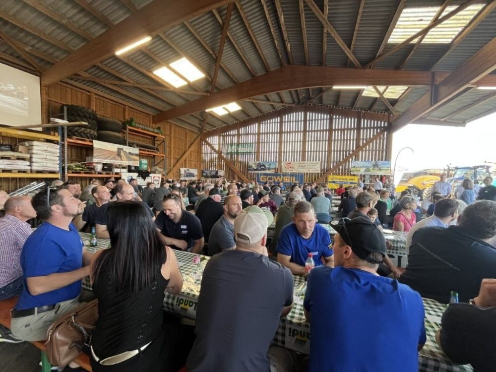 Austausch und gute Gespräche stehen im Vordergrund beim Grillplausch.