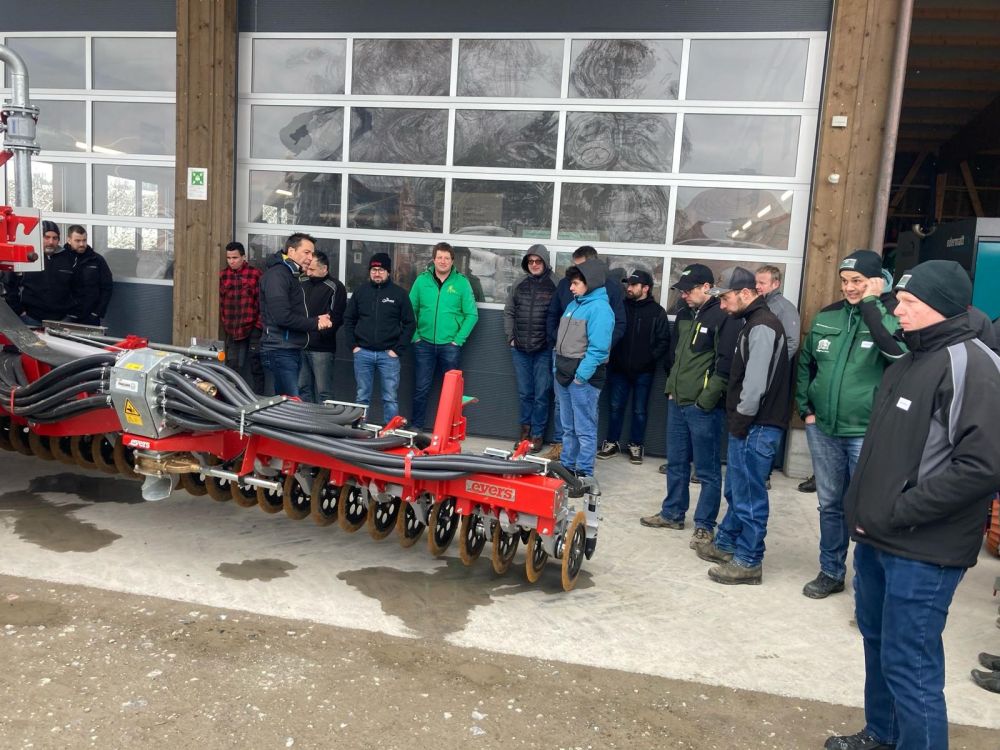 Matthias Anliker erläuterte das Gülle-Schlitzgerät der Marke Evers. Bild: kim