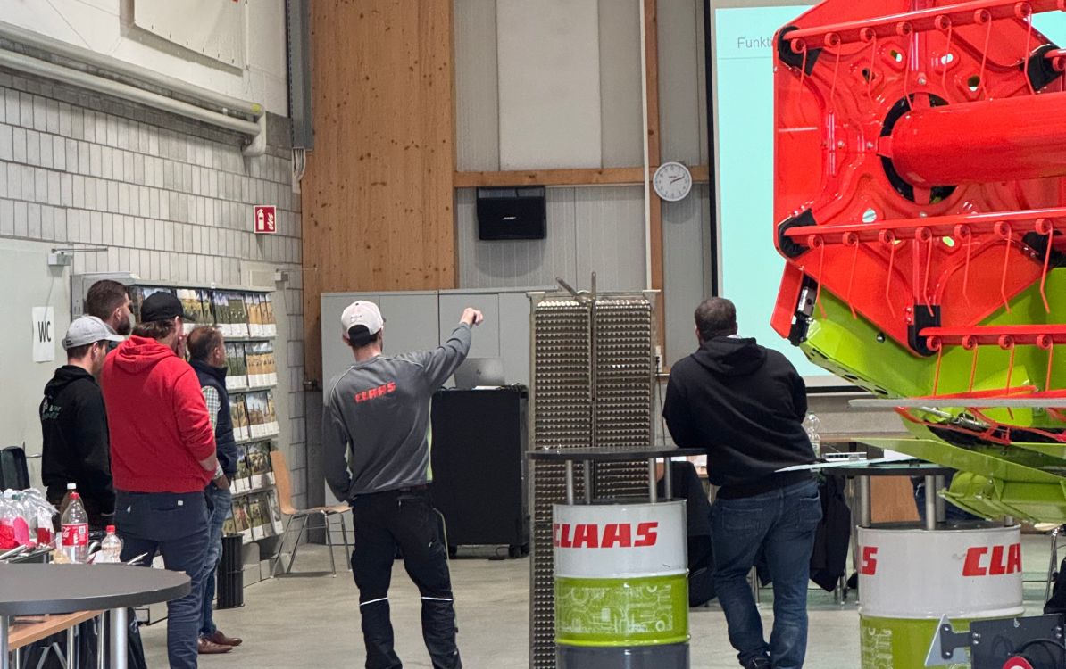 La théorie et la pratique ont pu être facilement combinées dans la grande halle. Photo : Stalder