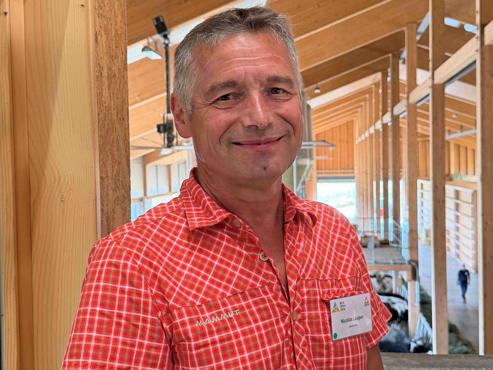 Landwirt Nicolas Lauper weiss, wovon er spricht: Nach rund 30 Jahren Erfahrung bei Forstarbeiten verletzte er sich beim Trennen des letzten Stammes nach einem langen Arbeitstag. Sogenannte "Kickbacks" beim Bedienen der Motorsäge sind extrem gefährlich. (Bild: kim)
