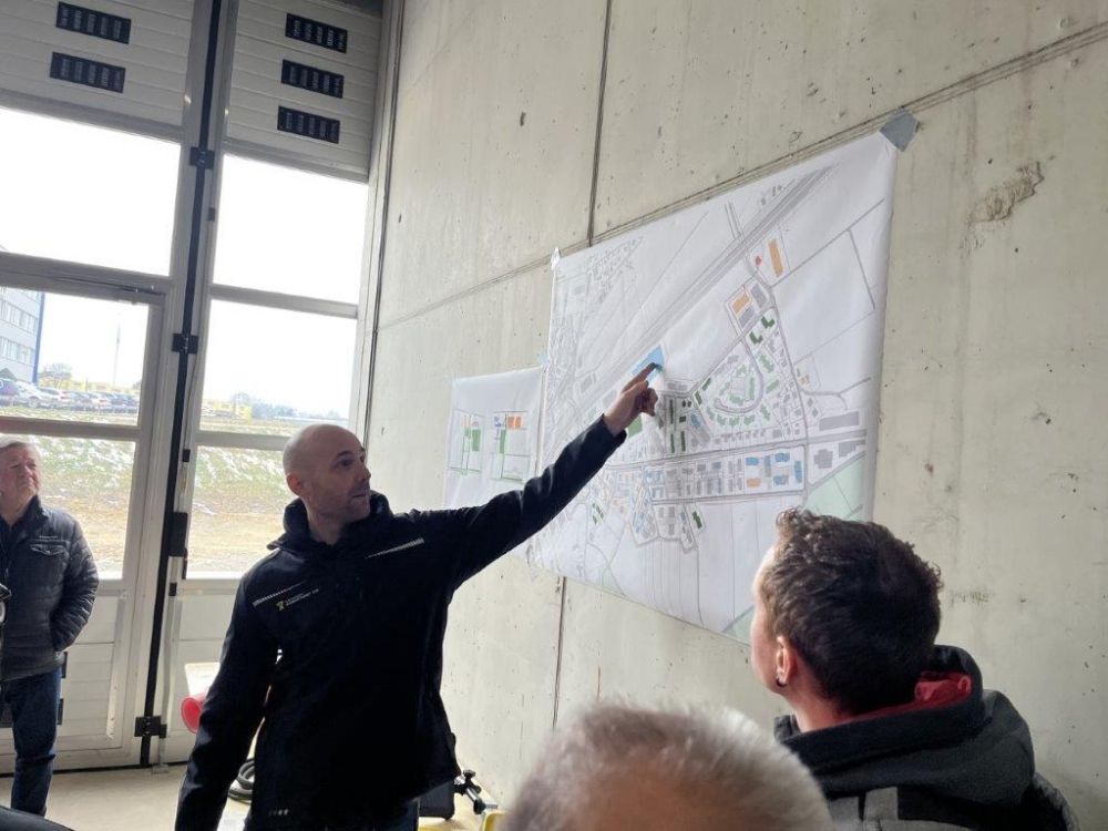 Markus Bill a montré aux visiteurs la zone de votre livraison de chaleur à l'aide d'un plan de situation. Image : kim