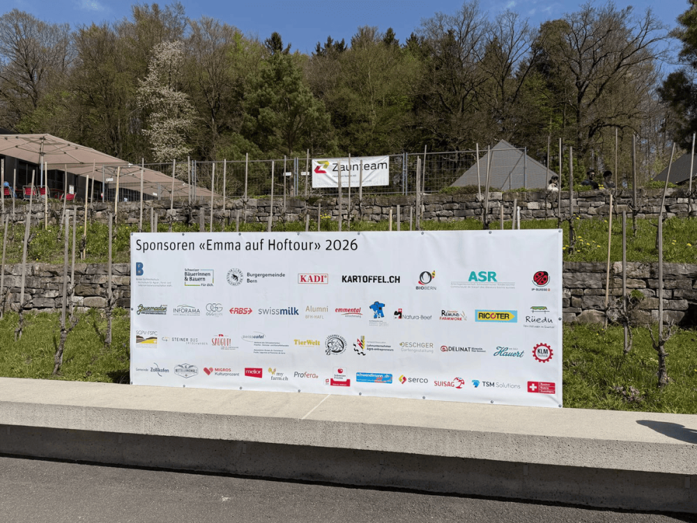 Qui peut trouver notre logo sur le panneau des sponsors ? (Photo : kim)