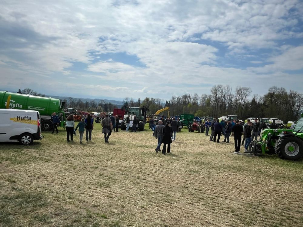 De nombreux visiteurs ont profité de l'occasion pour examiner les machines de près. Image : kim
