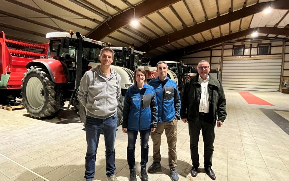 Le couple d'hôtes Melanie et Markus Zimmermann entouré de Stefan Hänzi de First Aid Coaching am Lägern (à gauche) et Thomas Frey, directeur du SPAA (à droite)