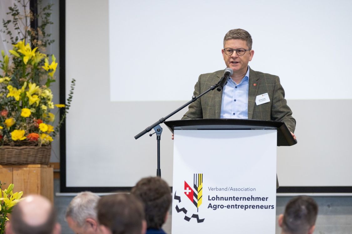 Werner Berger, Vorsitzender der Geschäftsführung der Serco Landtechnik AG, begrüsst die Gäste.