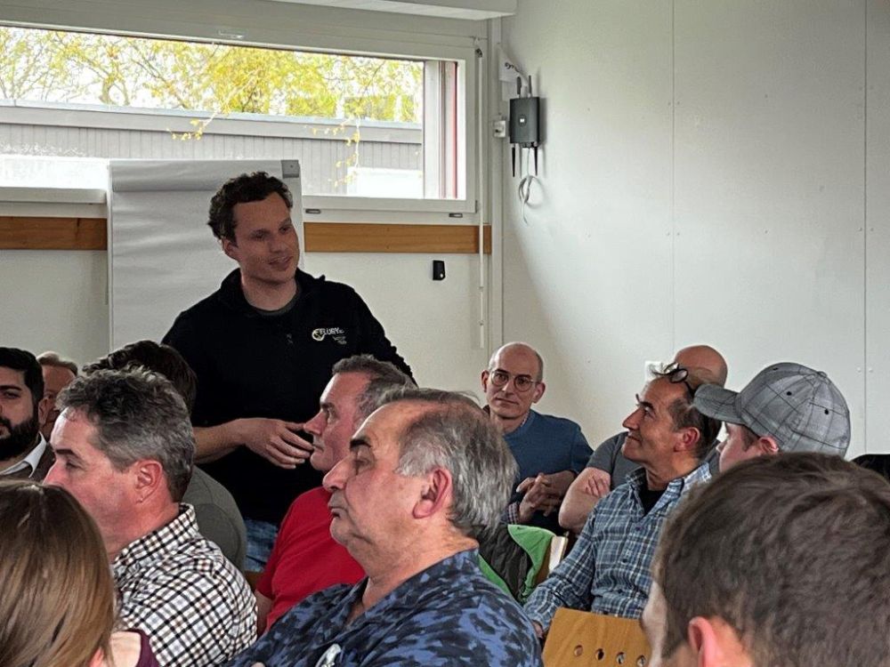 Samuel Flury, Lohnunternehmer aus Halten, stellte die Frage der Haltbarkeit von Pflanzenschutzmitteln.