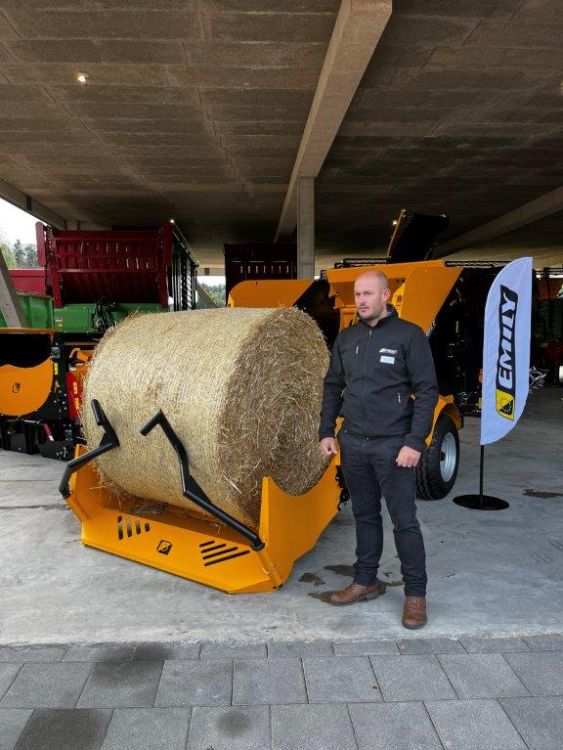 Jérome le Febvrier von dem französischen Unternehmen Emily erklärte das Einstreugerät. Die Maschine schneidet hydraulisch die Netze und Folien.