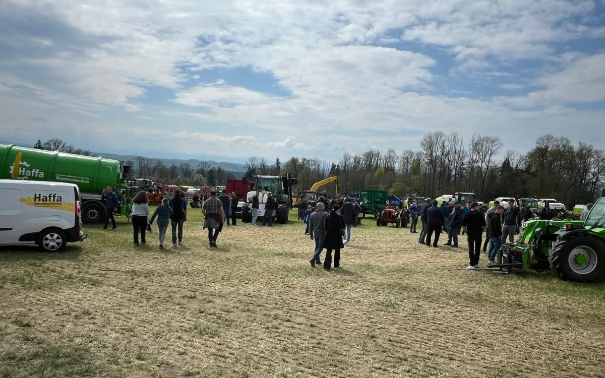 Viele Besucher nutzten die Gelegenheit, Maschinen aus nächster Nähe zu begutachten. Bild: kim