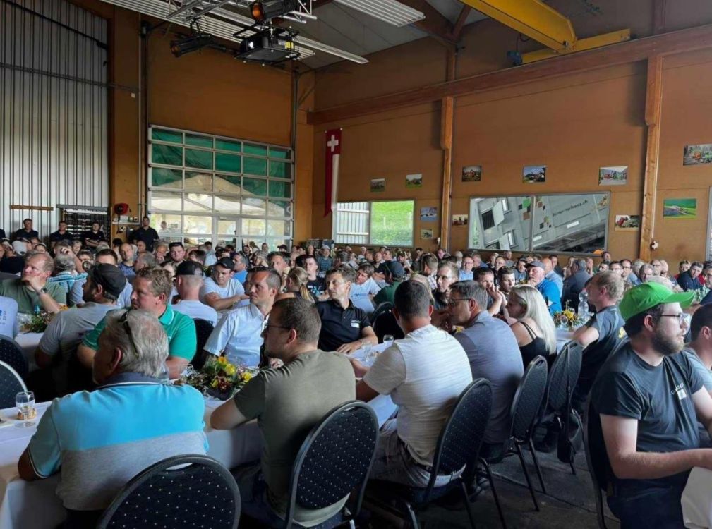 Les quelque 220 entrepreneurs et sponsors dans l'atelier de Hirter & Tschanz. Image : kim