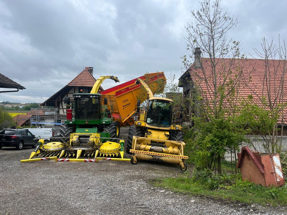 John Deere Häcksler mit Bunker für die Übergabe am Feldrand. Bild: kim