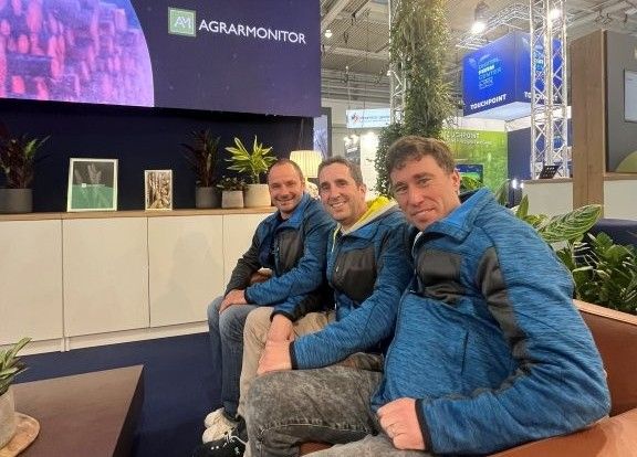 Team Agrakomm (Lohnunternehmer Markus Zimmermann 2. v. r.) im Wohnzimmer von Agrarmonitor.  Bildquelle: kim