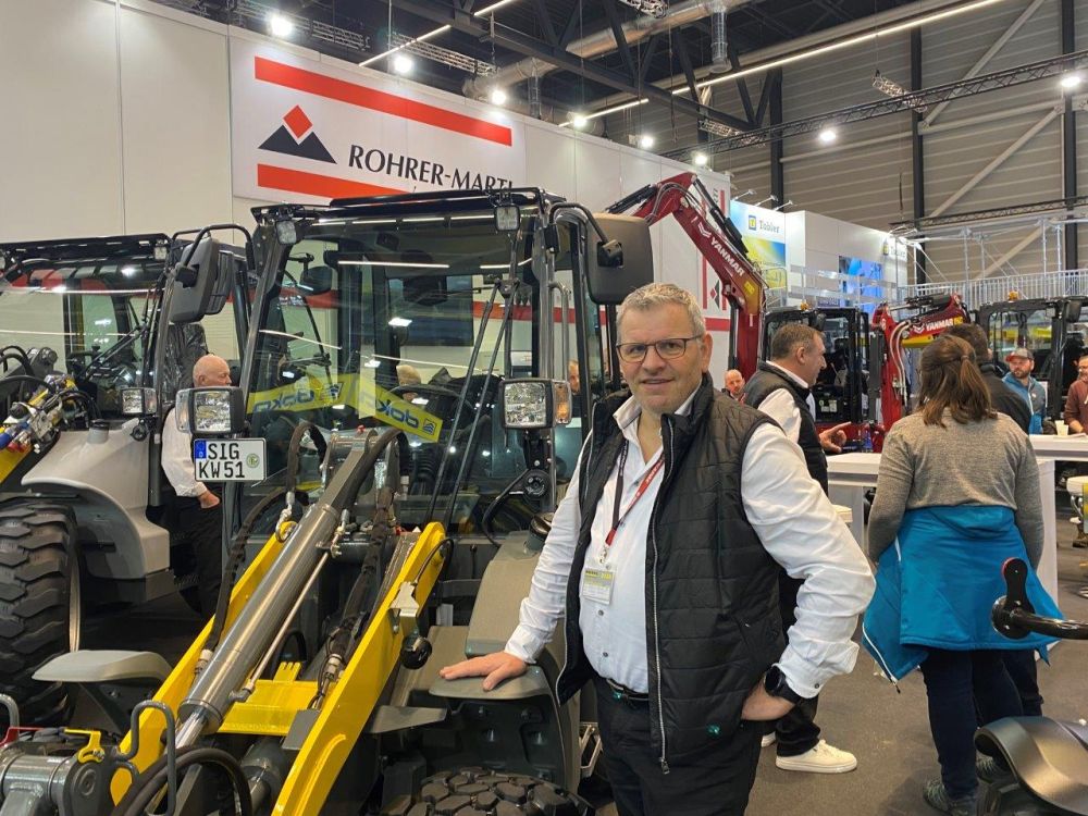 Daniel Stuber von Rohrer-Marti AG ist stolz auf den neuen Kramer-Lader. Bild: UlUt