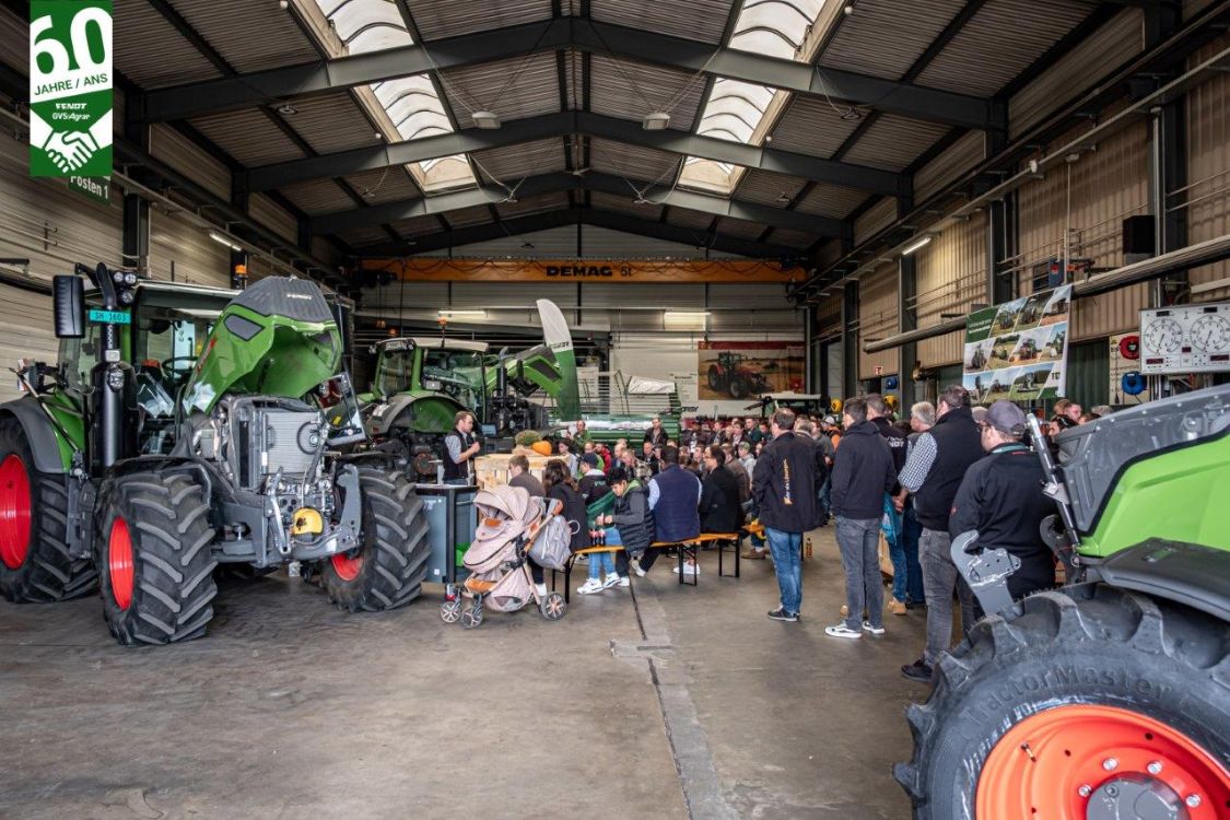 La cérémonie officielle a été suivie d'une visite guidée au cours de laquelle les invités ont pu découvrir les coulisses de GVS Agrar AG. Image : zVg