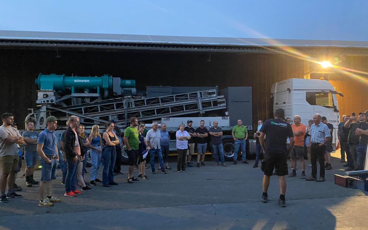 Peter Wyss lors de son exposé sur la pulpe de betterave sucrière/le tourteau de colza - balles hachées. Image : zVg