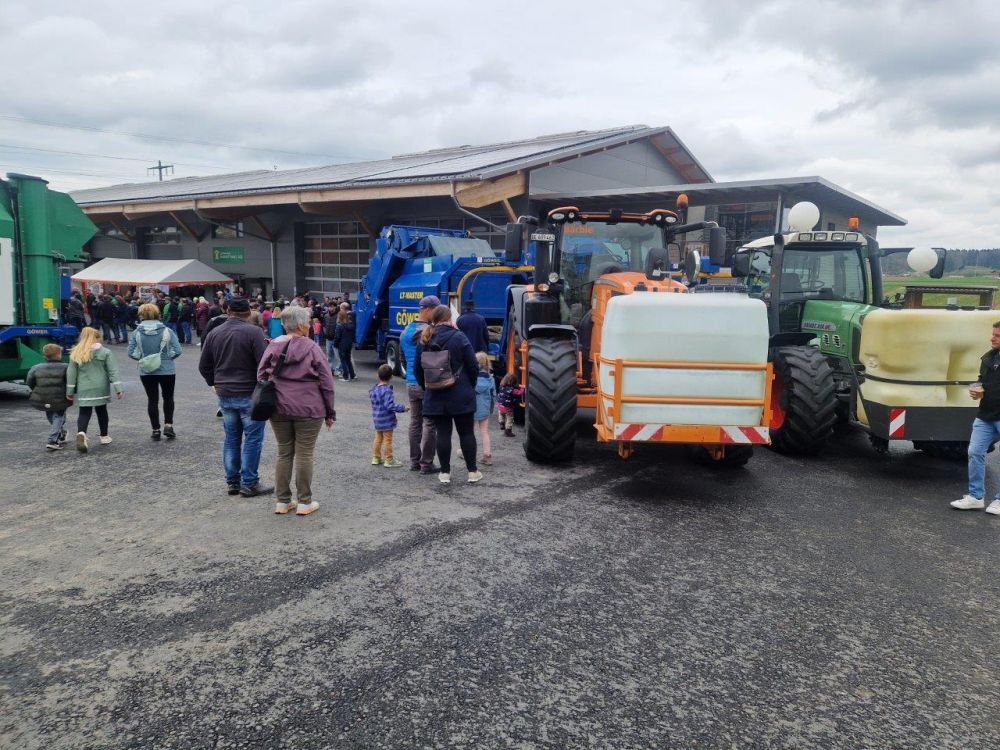 Une dizaine de presses formaient l'entrée impressionnante du site d'exploitation de Lehmann AgroForst AG. Image : rz