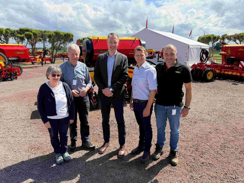 Visite chez Väderstad avec l’importateur principal suisse, la société Keller Technik AG. Käthi et Ludwig Keller, Henrik Gilstring, PDG de Väderstad, Lukas Keller et Peter Dölf (de gauche à droite).