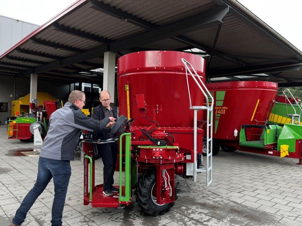 Der Chef Roger Zulliger (r.) persönlich machte erste Fahrversuche eingewiesen von Produktmanager Felix Rademacher (Strautmann).