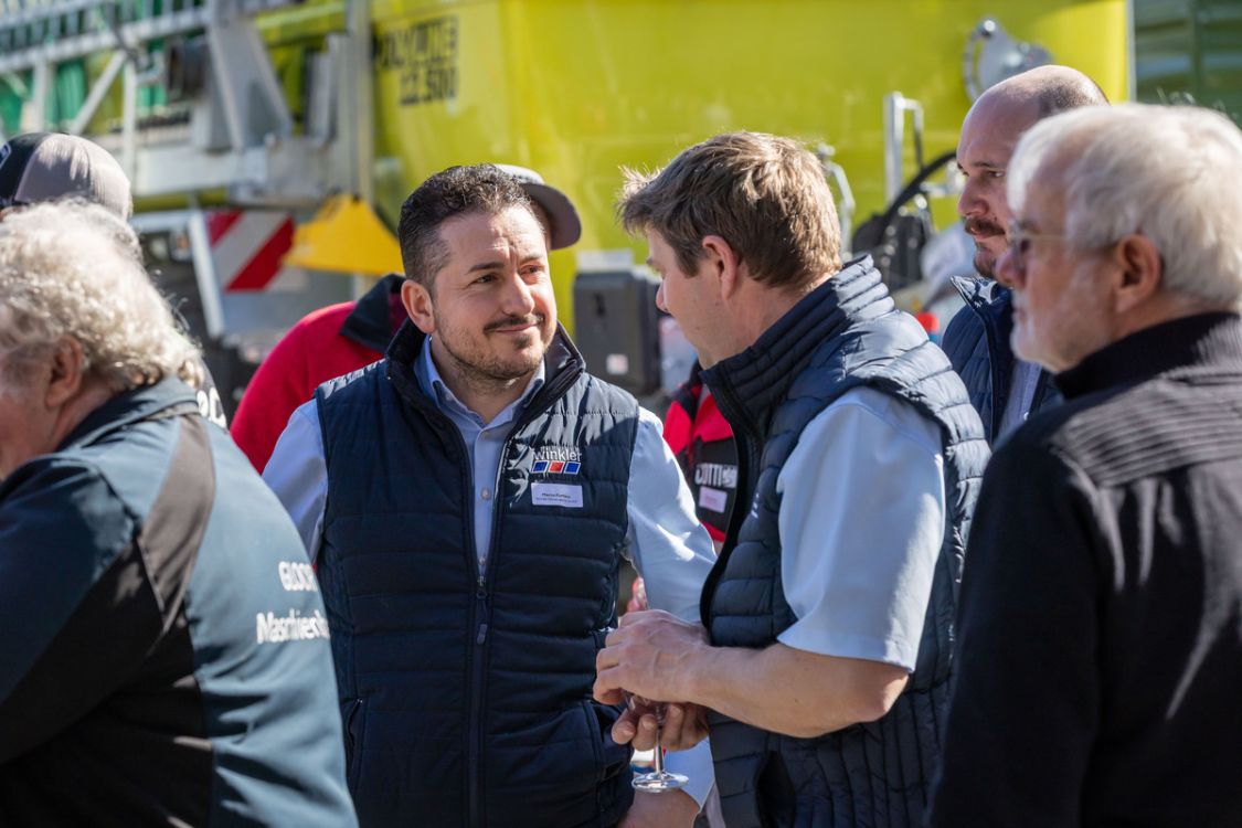 Marco Furfaro (Winkler) diskutiert mit Beat Gerber (Vorstandsmitglied).