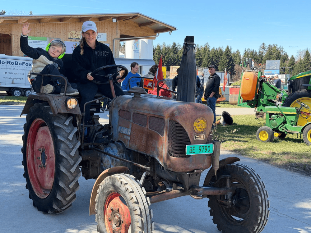 Mère et fils sur un tracteur Oldtimer