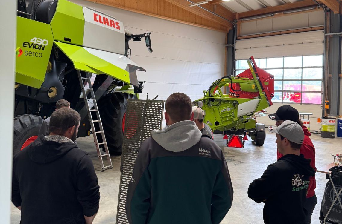 Explication du fonctionnement de la batteuse à l'aide d'un tamis de battage. Photo : Stalder