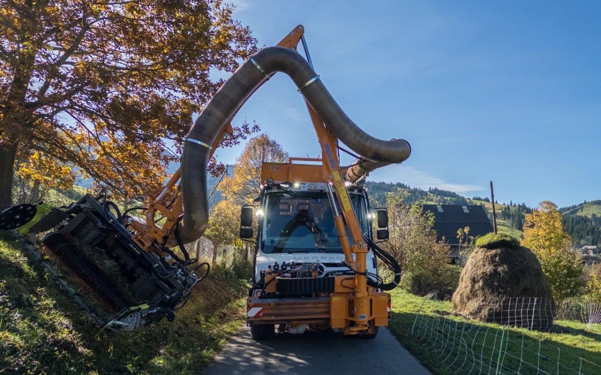 L'Unimog de Mercedes-Benz en action avec une faucheuse de talus. Photo : Vollmer