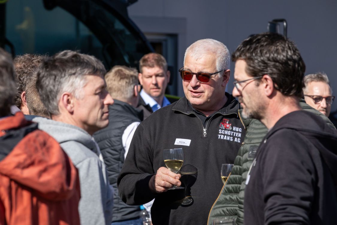 René Hug (2e à partir de la droite) en bonne compagnie lors d’un apéritif.