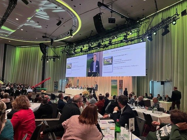 Jonas Ingold, Leiter des Landwirtschaftlichen Informationsdienstes, ehrt die Gewinner des SBV-Medienpreises.