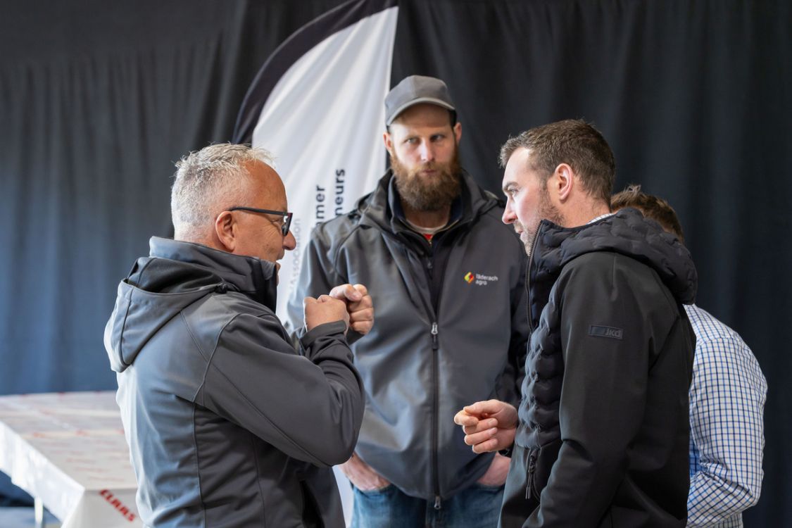 Peter Läderach (Läderach Agro; li.) im Gespräch mit Simon Ackermann (Serco).